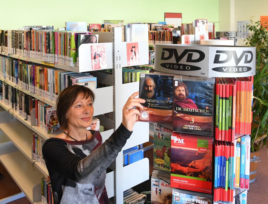 Steffi Lindenberg in ihrer Schulbibliothek